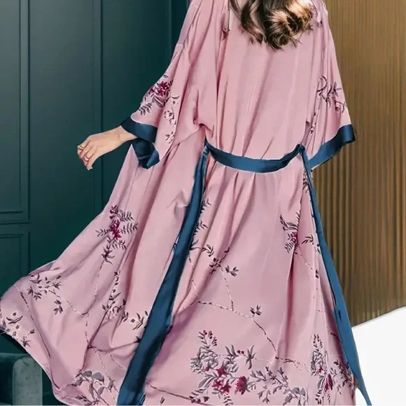 Violet Robe - Picture 7 of 7